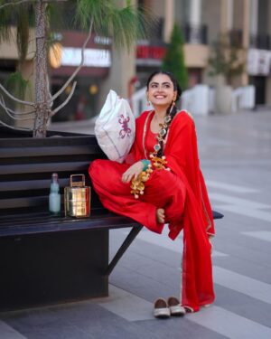Simi Chahal Instagram - second last photo represents me 🧅🥰

Photography : @mr.jphotography_ @directornarinder 
Suit : @aliwarofficial 
Jewellery : @theurbanglitter 
Makeup : @kashish_art 
Hair : @sami_iran_hair