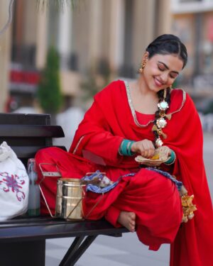 Simi Chahal Instagram - second last photo represents me 🧅🥰

Photography : @mr.jphotography_ @directornarinder 
Suit : @aliwarofficial 
Jewellery : @theurbanglitter 
Makeup : @kashish_art 
Hair : @sami_iran_hair
