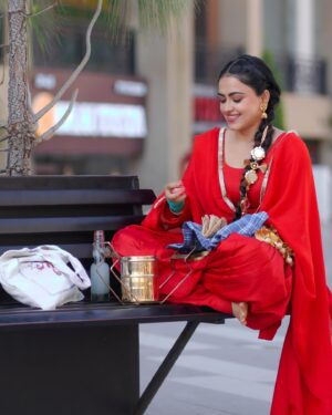 Simi Chahal Instagram - second last photo represents me 🧅🥰

Photography : @mr.jphotography_ @directornarinder 
Suit : @aliwarofficial 
Jewellery : @theurbanglitter 
Makeup : @kashish_art 
Hair : @sami_iran_hair