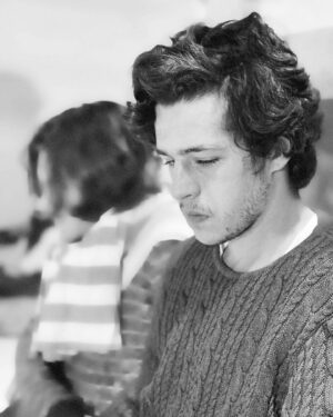 Simón Hempe Instagram - barcelona me trae muchos recuerdos..
los encuentros, las lecturas, los amigos nuevos, los ensayos previos al rodaje de la sociedad de la nieve 🥹 
ya pasaron mas de dos años.

@societyofthesnow
