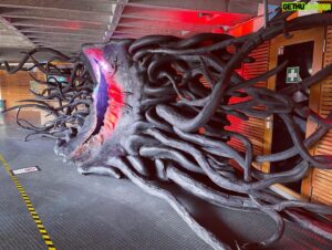 Simon Krätschmer Instagram - #werbung Im Hamburger Planten & Bloomen findet ihr noch zwei Wochen lang die #RollerRink Rollschuhbahn, eine 80‘s Arcade und jede Menge schmieriger Todeslöcher, in denen ihr verschwinden könnt. Kommt vorbei! 

#strangerthings Staffel 4 startet ab 27.5 auf @netflixde