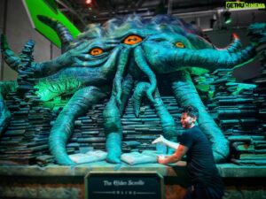 Simon Krätschmer Instagram - #werbung Hier helfe ich Hermaeus Mora aus The Elder Scrolls bei der Korrektur seiner neuen Biografie. Das Spiel zur Bücherkrake kriegt ihr im #gamepass für nur 1€ für den ersten Monat (danach 9,99€). #XboxGamescom #PCGamePass