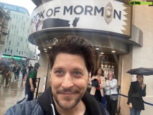 Simon Krätschmer Instagram - Seit Jahren will ich in #BookofMormon und heute klappt es endlich. Ich erwarte nur das Beste.