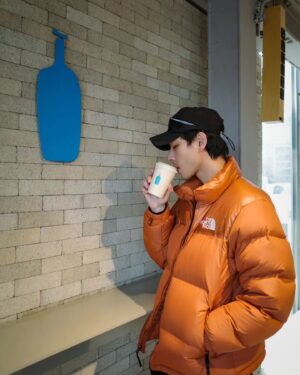 Simon Lien Instagram - 今天開工上班的大家是不是喝100杯咖啡都不夠呢？？

#開工大吉 #bluebottlecoffee