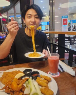 Simon Lien Instagram - 維持身材的日常🍝🍗🍦🧋

#增胖持續中
#舊金山美容院拍攝中