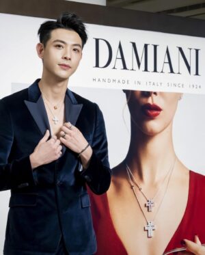 Simon Lien Instagram - 謝謝DAMIANI的邀請，感受到寶石製作工藝的精緻，整晚都非常的夢幻。
-
#Damiani @damianiofficial
#台灣戴美安妮
#Damianiofficial 
#DamianiBelleEpoqueReel
-
Make up | Rain
Hair Stylist | @zin_ricky_linnn
Stylist | @jjuuhh222
Suit |@paulsmithdesign