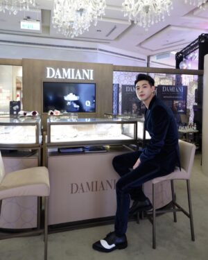 Simon Lien Instagram - 謝謝DAMIANI的邀請，感受到寶石製作工藝的精緻，整晚都非常的夢幻。
-
#Damiani @damianiofficial
#台灣戴美安妮
#Damianiofficial 
#DamianiBelleEpoqueReel
-
Make up | Rain
Hair Stylist | @zin_ricky_linnn
Stylist | @jjuuhh222
Suit |@paulsmithdesign