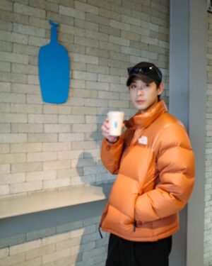 Simon Lien Instagram - 今天開工上班的大家是不是喝100杯咖啡都不夠呢？？

#開工大吉 #bluebottlecoffee