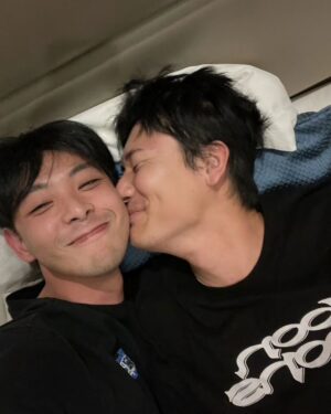 Simon Lien Instagram - 到底是誰說要親一下的？是我嗎？我怎麼記得是你？ @spexialwin

感謝玩很大，我和風田同隊又同房了 😎💛💛 @mr.player.tw 

#綜藝玩很大 #宿霧