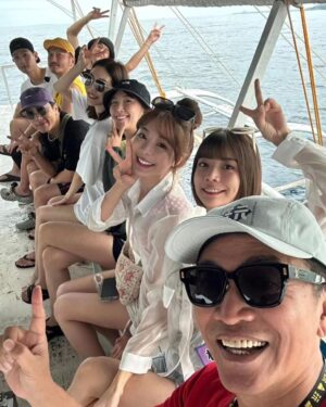 Simon Lien Instagram - 到底是誰說要親一下的？是我嗎？我怎麼記得是你？ @spexialwin

感謝玩很大，我和風田同隊又同房了 😎💛💛 @mr.player.tw 

#綜藝玩很大 #宿霧