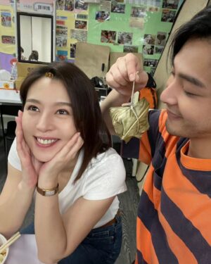 Simon Lien Instagram - 今年的第一顆粽子值得紀念，感恩最懂吃的 @esther88 ，大家端午安康！