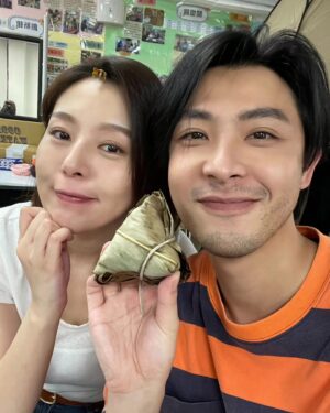 Simon Lien Instagram - 今年的第一顆粽子值得紀念，感恩最懂吃的 @esther88 ，大家端午安康！