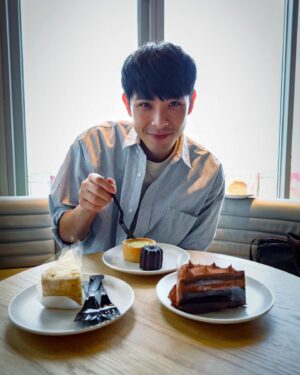 Simon Lien Instagram - 您的甜點試吃員已經上線🎂🧁🍮🍰🍨

#sweet #dessert #friday