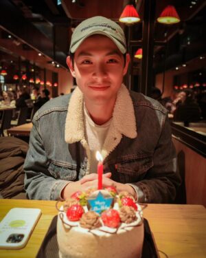 Simon Lien Instagram - 長大後越來越喜歡平淡簡單的過生日，只要我愛的人和愛我的人都在我身邊就是最幸福的事❤️

也希望大家都能開心幸福
2024生日快樂阿翔

#hbd #2024