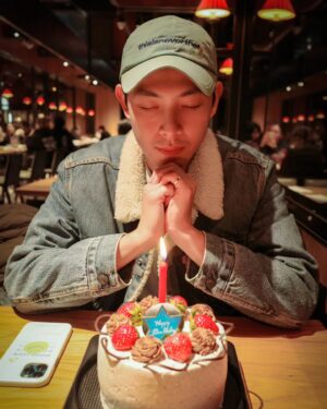 Simon Lien Instagram - 長大後越來越喜歡平淡簡單的過生日，只要我愛的人和愛我的人都在我身邊就是最幸福的事❤️

也希望大家都能開心幸福
2024生日快樂阿翔

#hbd #2024