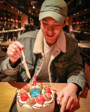 Simon Lien Instagram - 長大後越來越喜歡平淡簡單的過生日，只要我愛的人和愛我的人都在我身邊就是最幸福的事❤️

也希望大家都能開心幸福
2024生日快樂阿翔

#hbd #2024