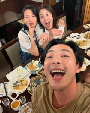 Simon Lien Instagram - 好有愛的組合
是520呢💞

#舊金山美容院