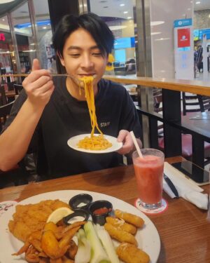 Simon Lien Instagram - 維持身材的日常🍝🍗🍦🧋

#增胖持續中
#舊金山美容院拍攝中