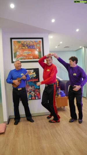 Simon Pryce Instagram - First go and he nailed it. 🔨

#TheWiggles #Music #Dance #Dads