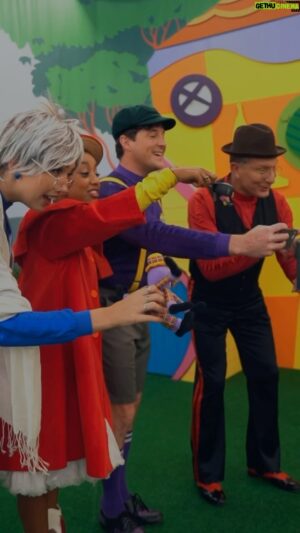 Simon Pryce Instagram - It’s true what they say… 

Photoshoots with children are hard @anwar 🫨

#TheWiggles #Photoshoots #Baby #Toddlers #kids #Parentlife #Family