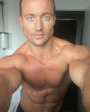 Simon Sherry-Wood Instagram - Oh hey 👋🏼