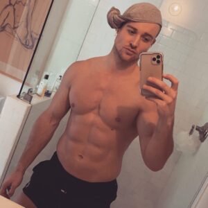 Simon Sherry-Wood Instagram - Yes, I did this myself 🤣 Who needs a haircut? #erykahbadont #quarantineworkout