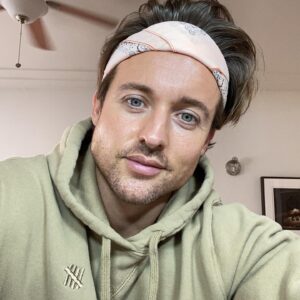 Simon Sherry-Wood Instagram - Oh hi 👋🏼 #workingfromhome