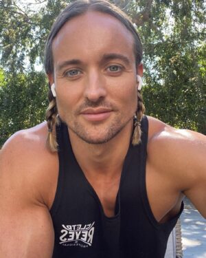 Simon Sherry-Wood Instagram - Happy Friday ya’ll ❤️ #pigtails