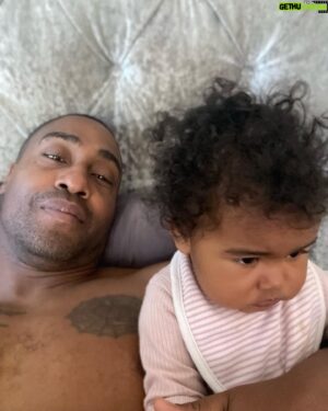Simon Webbe Instagram - Waking up with this angel @cyanshenelwebbe gives me that extra boost for a positive day. 
It’s @cocomelon_official every morning. Her favourite is wheels on the 🚌 
What are you up to? 
Comment 👇🏾