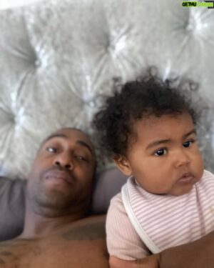 Simon Webbe Instagram - Waking up with this angel @cyanshenelwebbe gives me that extra boost for a positive day. 
It’s @cocomelon_official every morning. Her favourite is wheels on the 🚌 
What are you up to? 
Comment 👇🏾