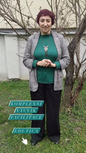 Simona Babčáková Instagram - Pečlivá příprava nikdy nebyla mou silnou stránkou. 🙉 

Ostatně proto dělám improvizace, že to nevyžaduje zkoušení. 😉 

Ovšem podceněná příprava společného naladění před improvizací se hrubě nevyplácí, jak ukazuje 60 % našich představení! 😀😀😀 

Díky facilitačnímu výcviku u Edutica (https://bit.ly/eduticafac) jsem si zvědomila, co vlastně příprava obnáší a v čem je být připraven výhodné. Jsem kreativec, takže se pojďme nezasekávat na slově PEČLIVÁ! 😀😀😀 Zkrátka moje příprava se výrazně zlepšila a paradoxně zrychlila, protože už vím přesně, po čem jdu a nezdržuju se blafováním. 

No a strukturovaný ÚVOD! To je pecka! 

Ten jsem začala aplikovat okamžitě ve všech svých činnostech, včetně domácí porady a to je základ vytvoření bezpečného prostředí pro nenásilnou komunikaci. Čili já dostávám při facilitačním výcviku 3 v jednom: facilitační výcvik, výcvik nenásilné komunikace (po kterém pasu už léta) a ještě výcvik, jak vést skvěle a vědomě workshopy (to jsem taky nikde nenašla). Zatím dávám 10 bodů z 10ti. 🙏