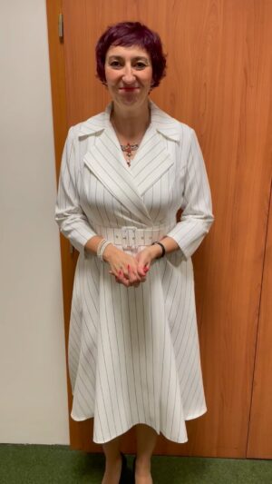 Simona Babčáková Instagram - Již 5 let jsem si přála absolvovat facilitační výcvik. 🙏🏼 

Konečně se můj sen stává realitou a 22. 2. jsem absolvovala první den facilitačního výcviku. ⭐ Moc se mi líbí, že jsme tam lidé z různých oborů, dozvídám se zkušenosti z jiných světů a učím se řeč jiných kmenů. 

Facilitační výcvik od Edutica (https://bit.ly/eduticacz) jsem se rozhodla absolvovat na základě třídenního kurzu Ucelený základ facilitace, který jsem si uvědomila, že využívám úplně ve všem – na přednáškách i seminářích. Protože se tam dozvíme takové věci, jako co má mít úvod, jak se mají definovat jasná pravidla a úročím ho i ve svých One Human Show Simony Babčákové aneb život, vesmír a vůbec. Ale hlavně je to o komunikaci, protože komunikace je život, vesmír a vůbec. 🙂

A moc se těším, až veškeré získané zkušenosti a poznatky budu aplikovat na svých stand-upech. A příležitost bude hned

📅 20. 3. 2024 v Humpolci ➡ https://bit.ly/3wz1Wss
📅 21. 3. 2024 v Praze ➡ https://bit.ly/3wuA34F.