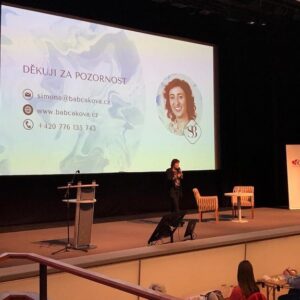 Simona Babčáková Instagram - V sobotu jsem měla přednášku o prevenci vyhoření. Děkuji za pozvání na 8.konferenci o stresu a vyhoření. Je to velmi aktuální téma, protože naše spokojenost a radost ze života je podmíněna tím, jak jsme schopni vyrovnávat vnitřní a vnější tlaky. Ovšem jediná stálá věc je změna, takže tyto tlaky se také mění vlivem okolností v jakých žijeme.  Ve své generaci sleduji určité vyhoření i v tom, že už nás nenaplňuje, co nás dřív bavilo a máme daleko menší ochotu a sílu zatnout zuby a zvládat. Čili součástí prevence v naročných obdobích je i nutnost věnovat zvýšenou pozornost všemu, co mi dělá dobře a co mě podpoří. V rámci svého náročného období jsem si kromě 2 masáží v posledním týdnu dopřála i kosmetiku u mě doma, protože jsem tak unavená, že by pro mě bylo vyčerpávající i někam dojít. Takže děkuji Terezce Bártové za nadstandardní služby a pokud jste z okolí dvora Králové, vřele doporučuji tyto služby. Kromě jiného je Terezka i dula, takže její péče je opravdu citlivá a laskavá. Byla bych ráda, kdyby můj příspěvek vedl k chlubeni se, kolik péče o sebe si dopřáváme. 😀😀😀 takže vykopavam: 2 masáže a kosmetika za poslední týden (samozřejmě teď budu mít nějaký čas ticho po pěšině. 😀😀😀😀😀)