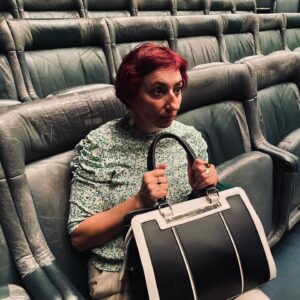 Simona Babčáková Instagram - Tři procenta lidí jsou kulturychtiví a jsou ke kultuře vnímaví. A právě tato tři procenta oslovuju a vyzývám, aby si zpříjemnili den na festivalu Divadla bratří Formanů. 

Festival začíná 24. 5. a vstupenky najdete zde ➡️ https://bit.ly/divadlobratriformanu a v bio mého profilu. 

Loni jsem si užila výbornou motorkářkou show. Motorkáři jezdili po zdech a bylo to fascinující. 😎

Proto se letos chystám i na další dvě představení. Protože si uvědomuju, že tyto kulturní zážitky jsou potrava pro moji duši. A moje duše je hladová, když tu potravu nemá. 

Takže všem účast doporučuju a těším se, s kým se tam uvidím. 🙏🏼

#babcakova #spoluprace #divadlobratriformanu #festivalarena #festivaldivadlabratriformanu

🍋🍋🍋 INFORMACE OD PROPAGAČNÍHO ODDĚLENÍ 🍋🍋🍋

Simona není jen skvělá herečka.
⭐ Pobaví vás na firemním večírku.
🎤 Odmoderuje vaši konferenci. Seriózně s vtipem.
💬 Přinese do vašeho týmu nový pohled na komunikaci i osobní růst.
Buď se pobavíte, nebo zjistíte, že nemáte smysl pro humor. 😁😁😁