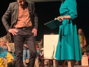 Simona Babčáková Instagram - Děkuji všem za zpětnou vazbu mé moderace úterního setkání s Gaborem Maté v rámci propagace filmu Moudrost traumatu. Vřele všem doporučuji shlédnout. Film přináší hodně úlevy a laskavosti. Určitě se na něj znova podívám. Moderovat v paláci Hybernia 7hodinovou akci pro 700 lidí plných očekávání nebylo úplně lehké a tak si moc vážím všech ocenění,  jsou pro mě podpůrná.  Dekuji Radce a její značce HAPUPA za šaty a nadszandartni ochotu a péči. 🙂 Setkání s Gaborem bylo krásné a lidské. Je autentický a nelze se do něj nezamilovat. 🙂 téma moudrost traumatu mi otevřelo i mé staré rány a docházelo k přijetí a pochopení, že trauma nezpusobuje to, že se dějou špatné věci, ale to, jak na ně reagujeme. 🙂 a hned po akci jsem si to mohla vyzkoušet. 🙂 po celé akci,  v okamžiku, když už jsem byla úplně vyčerpaná a na odchodu, jsem se zapovidala s mladou sympatickou dvojicí a v záchvatu spříznění a upřímností, mi ta dívka řekla,  že jsem ji celou dobu sra.a a že je skvělé, že si to můžeme říct a jestli se nechci zúčastnit jejich semináře o přijetí stínu? a s vřelým úsměvem mě objímala. Nejdřív jsem prošla rychlým zraňujícím emočním šokem a pak jsem si uvědomila, že když chceme být upřímní a nejsme si jistí, jak to bude přijato,  vždycky se můžeme předtím, než to vyslovime sami sebe zeptat na 3 kontrolní otázky: jak tím, co chci říct, podporuji sebe? Jak tím podporuji toho druhého? A jak tím podporuji náš vztah?  Umění vědomé komunikace se věnuji již hodně dlouho a stále objevuji další souvislosti. A to je báječné! To je život! 😀😀🙏🙏 děkuji dívce za příležitost uvědomit si, že už nereaguji traumaticky, nicméně číslo jsme si nevyměnily. 🙂😀😀😉🙏