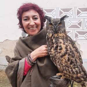 Simona Babčáková Instagram - Je mou cechovní ctí, že co lektoruji, to také žiji. Takže v rámci Tvorby záměru jsem využila setkání s Kýhovýra - nočním dravcem -  ten, který vidí ostře a má nadhled i v temnotách a v rámci vědomí Jak procházet změnami, jsem se profesionalizovala a kromě oficiálního přihlášení na živnostenský úřad jsem si dnes vyzvedla první stovku certifikátů za absolvování semináře Vědomé komunikace. (A o tom, jak jsem v rámci sobotního moderování svatováclavských slavností dělala asistentku sokolnikovi a v rámci ukázky mi prolétlo káně mezi nohama - 2x 😉- raději pomlčím. 🤭😉😀😀😀)