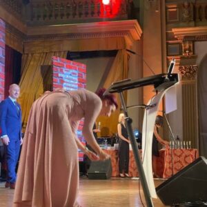 Simona Babčáková Instagram - Přátelé, zdravím vás! Ráda bych posdilela mnohá poděkování. Včera mi skončil frmol prací, které bylo třeba dodělat, abych se už mohla soustředit pouze na Stardance a co si budeme povídat, to také nebude úplně odpočinek. Děkuji Dítě za včerejší hodiny flamenca. 🙂 ale! Včera jsem moderovala předávání cen Superbrands. 4 hodiny ceremoniálu, při kterém se předávalo 70 cen! Měla jsem před tou akcí trému, protože jsem si říkala, že tam moc prostoru pro humor není, ale....musim se též ocenit, složila jsem mistrovskou zkoušku a sama jsem se bavila tím, co mi vypadalo z úst. Děkuji múzám humoru za jejich přítomnost, děkuji Andree, která umí být dobrá kámoška a hezky mě nalíčila a upravila vlasy a hlavně děkuji Radce a její značce HaPuPa za její profesionální a nadstandartni ochotu a přístup, díky kterému jsem se cítila krásná. Děkuji všem, kteří mi poslali svou energii a pozornost! Cítila jsem to a zúročila jsem to.  Je podzim, čas prohlédnout si sklizeň a vyhodnotit. Doporučuji vám zvědomit si, čím jsme prošli a jak a uvědomit si, že jsme borci a že máme spoustu talentů a laskavosti, na kterých můžeme stavět své prožívání. Oceňujte se, kde můžete, nikdo to za vás neudělá. Děkuji Adele Elbel za její reprezentativni, ostré fotky a Nastymu za naladění před moderací. Hodně mi to pomohlo. 🙂
