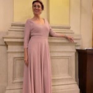 Simona Babčáková Instagram - Přátelé, zdravím vás! Ráda bych posdilela mnohá poděkování. Včera mi skončil frmol prací, které bylo třeba dodělat, abych se už mohla soustředit pouze na Stardance a co si budeme povídat, to také nebude úplně odpočinek. Děkuji Dítě za včerejší hodiny flamenca. 🙂 ale! Včera jsem moderovala předávání cen Superbrands. 4 hodiny ceremoniálu, při kterém se předávalo 70 cen! Měla jsem před tou akcí trému, protože jsem si říkala, že tam moc prostoru pro humor není, ale....musim se též ocenit, složila jsem mistrovskou zkoušku a sama jsem se bavila tím, co mi vypadalo z úst. Děkuji múzám humoru za jejich přítomnost, děkuji Andree, která umí být dobrá kámoška a hezky mě nalíčila a upravila vlasy a hlavně děkuji Radce a její značce HaPuPa za její profesionální a nadstandartni ochotu a přístup, díky kterému jsem se cítila krásná. Děkuji všem, kteří mi poslali svou energii a pozornost! Cítila jsem to a zúročila jsem to.  Je podzim, čas prohlédnout si sklizeň a vyhodnotit. Doporučuji vám zvědomit si, čím jsme prošli a jak a uvědomit si, že jsme borci a že máme spoustu talentů a laskavosti, na kterých můžeme stavět své prožívání. Oceňujte se, kde můžete, nikdo to za vás neudělá. Děkuji Adele Elbel za její reprezentativni, ostré fotky a Nastymu za naladění před moderací. Hodně mi to pomohlo. 🙂