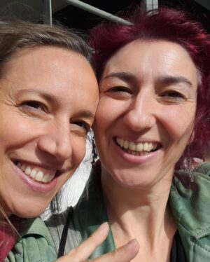 Simona Babčáková Instagram - Přátelé, zdravím vás! Ráda bych posdilela mnohá poděkování. Včera mi skončil frmol prací, které bylo třeba dodělat, abych se už mohla soustředit pouze na Stardance a co si budeme povídat, to také nebude úplně odpočinek. Děkuji Dítě za včerejší hodiny flamenca. 🙂 ale! Včera jsem moderovala předávání cen Superbrands. 4 hodiny ceremoniálu, při kterém se předávalo 70 cen! Měla jsem před tou akcí trému, protože jsem si říkala, že tam moc prostoru pro humor není, ale....musim se též ocenit, složila jsem mistrovskou zkoušku a sama jsem se bavila tím, co mi vypadalo z úst. Děkuji múzám humoru za jejich přítomnost, děkuji Andree, která umí být dobrá kámoška a hezky mě nalíčila a upravila vlasy a hlavně děkuji Radce a její značce HaPuPa za její profesionální a nadstandartni ochotu a přístup, díky kterému jsem se cítila krásná. Děkuji všem, kteří mi poslali svou energii a pozornost! Cítila jsem to a zúročila jsem to.  Je podzim, čas prohlédnout si sklizeň a vyhodnotit. Doporučuji vám zvědomit si, čím jsme prošli a jak a uvědomit si, že jsme borci a že máme spoustu talentů a laskavosti, na kterých můžeme stavět své prožívání. Oceňujte se, kde můžete, nikdo to za vás neudělá. Děkuji Adele Elbel za její reprezentativni, ostré fotky a Nastymu za naladění před moderací. Hodně mi to pomohlo. 🙂