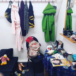 Simona Babčáková Instagram - Tak už jsme v ateliéru. Už jsem si zařídila pokojíček. Stále mám na zkouškách @bosobotyleguano a udržuji se díky čokoládě Steiner a Kovařík @prazskacokolada a zázvorovému a mandlovému likérů Galli Distillery @gallidistillery . Atmosféra jako na táboře. 😀
@stardancecz 
@martinpragr 
.
.
.
#stardance #stardancecz #babcakova