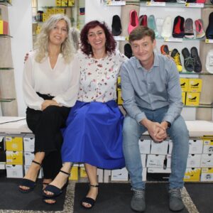 Simona Babčáková Instagram - Včera jsem zažila báječný den. Inspirována @thajzler jsem vyrazila po obchudkach u nás v dejvicích. A jelikož chci, aby tyto obchůdky přežily, chci v nich nakupovat. To je typ ekonomiky, kterou chci živit. Takže jsem v našem papírnictví kromě nového diáře a pravitek do školy koupila nezbytné samolepky a autíčka, jako vhodné dárky, když k nám přijdou děti. A oni choděj. 😀 a hned vedle jsem koupila spoustu kamínků a vonnych tyčinek pro kamarády. A ti taky choděj. A pak jsem získala báječné @bosobotyleguano, které nosím už leta a už je prakticky nezouvam a děkuji Petr Exnar a Jana Exnarová, kteří mi poskytli botičky, abych měla v čem trénovat na @stardancecz  Pak jsem potkala kamaráda Jirku Knihu a šla s ním na kafe ( v mém případě aperol) a pak se vystřídal se svou ženou Lenkou Bartunkovou (další aperol) a pak jsem se v povznesene náladě vrátila domů a udělala dceři na večeři smažák a byla za kuchařskou hvězdu a nejlepčí mámu na světě. A cítila jsem hluboký vděk, že mohu zazivat takový báječný den. 🙂 a to ani nemluvím o tom, že mi @martinpragr  přinesl ráno na trénink snídani. 🙂 tak vám všem přeji, aby jste měli čas a prostor užít si takový báječný zevlácký den. 🙂 a napište mi zprávu, jaké to bylo. 😀😀😀