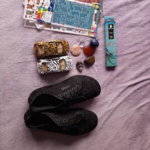 Simona Babčáková Instagram - Včera jsem zažila báječný den. Inspirována @thajzler jsem vyrazila po obchudkach u nás v dejvicích. A jelikož chci, aby tyto obchůdky přežily, chci v nich nakupovat. To je typ ekonomiky, kterou chci živit. Takže jsem v našem papírnictví kromě nového diáře a pravitek do školy koupila nezbytné samolepky a autíčka, jako vhodné dárky, když k nám přijdou děti. A oni choděj. 😀 a hned vedle jsem koupila spoustu kamínků a vonnych tyčinek pro kamarády. A ti taky choděj. A pak jsem získala báječné @bosobotyleguano, které nosím už leta a už je prakticky nezouvam a děkuji Petr Exnar a Jana Exnarová, kteří mi poskytli botičky, abych měla v čem trénovat na @stardancecz  Pak jsem potkala kamaráda Jirku Knihu a šla s ním na kafe ( v mém případě aperol) a pak se vystřídal se svou ženou Lenkou Bartunkovou (další aperol) a pak jsem se v povznesene náladě vrátila domů a udělala dceři na večeři smažák a byla za kuchařskou hvězdu a nejlepčí mámu na světě. A cítila jsem hluboký vděk, že mohu zazivat takový báječný den. 🙂 a to ani nemluvím o tom, že mi @martinpragr  přinesl ráno na trénink snídani. 🙂 tak vám všem přeji, aby jste měli čas a prostor užít si takový báječný zevlácký den. 🙂 a napište mi zprávu, jaké to bylo. 😀😀😀