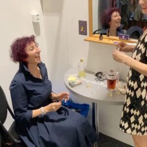 Simona Babčáková Instagram - Podívejte se, život není jednoduchý a každý se snažíme, nejlépe, jak umíme. Tak jsem si otevřela boční kšeftík, no.😀😀😀 a u toho rozdávala rubio srdíčka @prazskacokolada Steiner & Kovarik a likéry @gallidistillery ,jako vždycky. 😀😀