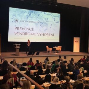 Simona Babčáková Instagram - V sobotu jsem měla přednášku o prevenci vyhoření. Děkuji za pozvání na 8.konferenci o stresu a vyhoření. Je to velmi aktuální téma, protože naše spokojenost a radost ze života je podmíněna tím, jak jsme schopni vyrovnávat vnitřní a vnější tlaky. Ovšem jediná stálá věc je změna, takže tyto tlaky se také mění vlivem okolností v jakých žijeme.  Ve své generaci sleduji určité vyhoření i v tom, že už nás nenaplňuje, co nás dřív bavilo a máme daleko menší ochotu a sílu zatnout zuby a zvládat. Čili součástí prevence v naročných obdobích je i nutnost věnovat zvýšenou pozornost všemu, co mi dělá dobře a co mě podpoří. V rámci svého náročného období jsem si kromě 2 masáží v posledním týdnu dopřála i kosmetiku u mě doma, protože jsem tak unavená, že by pro mě bylo vyčerpávající i někam dojít. Takže děkuji Terezce Bártové za nadstandardní služby a pokud jste z okolí dvora Králové, vřele doporučuji tyto služby. Kromě jiného je Terezka i dula, takže její péče je opravdu citlivá a laskavá. Byla bych ráda, kdyby můj příspěvek vedl k chlubeni se, kolik péče o sebe si dopřáváme. 😀😀😀 takže vykopavam: 2 masáže a kosmetika za poslední týden (samozřejmě teď budu mít nějaký čas ticho po pěšině. 😀😀😀😀😀)