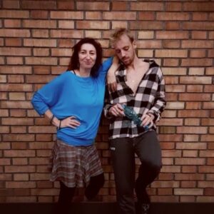 Simona Babčáková Instagram - Přátelé, už se mi to blíží. Stále ještě trénují v bosobotach (@bosobotyleguano, ty jsem si zkrátka oblibila nejvíc), ale trémička už nastupuje. Na nervy mi pomáhají modlitby a pražská čokoláda steiner kovařík, která je ze skutečných bobů a ne jen cukr a tuk, ten na nervy nefunguje. 😉 Pokud cítíte, že tančím za vás a pro vás, moc by se mi líbilo, kdyby jste se scházeli s kamarády na společné koukání a poslali mi vaše foto. A samozřejmě mě zajímají i dojmy. Takže už odtříháváme metr a v sobotu to vypukne. 😀😀😀
#stardance #stardancecz