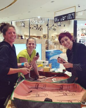 Simona Babčáková Instagram - Takže klasika! Avízuji, že přinesu věci na swap na Good festival ve Westfieldu Chodov a zapomenu je doma. 😀 takže druhý pokus! Dnes tedy opět budu na návštěvě festivalu od 16h. Festival potrvá do 28.5. A pokud máte něco, co chcete poslat dál, protože vám přijde škoda to vyhodit, přineste to tam. A při té příležitosti si třeba vyrobíte hmyzí domeček nebo šperk z kapslí od kafe nebo se s někým seznámíte nebo se necháte inspirovat k drobným změnám ve vašem životě, kterými můžete podpořit úsilí o udrzitelnější styl života. 🙂
