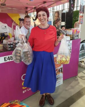 Simona Babčáková Instagram - Prosím nadšeného muže a kuchaře, který mi v sobotu po mém vystoupení na @festivalevolution daroval sushi pro mě i mé kolegy z @dejvicke_divadlo, se kterými teď zkoušíme I o víkendu, neb už se blížíme k premiéře, ať se ozve, chci mu poděkovat 🙏 Překvapilo mě, kolik lidí bylo ochotno naslouchat, i když bylo venku hezky.🙂🙏 Festival je skvělá příležitost potkat se s přáteli a já děkuji za setkání s Petrou a Danem, které se nám protáhlo ještě na drink do Stromovky. Děkuji za tyhle jarní dárečky. 🙂  jsem ráda, že @pravy_domaci_casopis stále žije. 🙂🙏