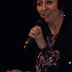 Simona Babčáková Instagram - V sobotu jsem měla přednášku o prevenci vyhoření. Děkuji za pozvání na 8.konferenci o stresu a vyhoření. Je to velmi aktuální téma, protože naše spokojenost a radost ze života je podmíněna tím, jak jsme schopni vyrovnávat vnitřní a vnější tlaky. Ovšem jediná stálá věc je změna, takže tyto tlaky se také mění vlivem okolností v jakých žijeme.  Ve své generaci sleduji určité vyhoření i v tom, že už nás nenaplňuje, co nás dřív bavilo a máme daleko menší ochotu a sílu zatnout zuby a zvládat. Čili součástí prevence v naročných obdobích je i nutnost věnovat zvýšenou pozornost všemu, co mi dělá dobře a co mě podpoří. V rámci svého náročného období jsem si kromě 2 masáží v posledním týdnu dopřála i kosmetiku u mě doma, protože jsem tak unavená, že by pro mě bylo vyčerpávající i někam dojít. Takže děkuji Terezce Bártové za nadstandardní služby a pokud jste z okolí dvora Králové, vřele doporučuji tyto služby. Kromě jiného je Terezka i dula, takže její péče je opravdu citlivá a laskavá. Byla bych ráda, kdyby můj příspěvek vedl k chlubeni se, kolik péče o sebe si dopřáváme. 😀😀😀 takže vykopavam: 2 masáže a kosmetika za poslední týden (samozřejmě teď budu mít nějaký čas ticho po pěšině. 😀😀😀😀😀)