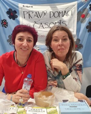 Simona Babčáková Instagram - Prosím nadšeného muže a kuchaře, který mi v sobotu po mém vystoupení na @festivalevolution daroval sushi pro mě i mé kolegy z @dejvicke_divadlo, se kterými teď zkoušíme I o víkendu, neb už se blížíme k premiéře, ať se ozve, chci mu poděkovat 🙏 Překvapilo mě, kolik lidí bylo ochotno naslouchat, i když bylo venku hezky.🙂🙏 Festival je skvělá příležitost potkat se s přáteli a já děkuji za setkání s Petrou a Danem, které se nám protáhlo ještě na drink do Stromovky. Děkuji za tyhle jarní dárečky. 🙂  jsem ráda, že @pravy_domaci_casopis stále žije. 🙂🙏