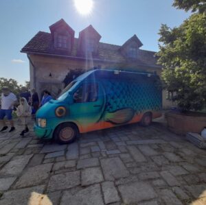 Simona Babčáková Instagram - Jestli na své práci něco kromě všech svých kolegů  miluju,tak to, že se pořád učím něco nového. V sobotu jsem poprvé v životě řídila traktor a dnes dokonce dodávku a rovnou na Václaváku. Jakýpakcopak! 😀
.
.
.
.
#film #shooting #nataceni #onset #herecka #babcakova #simonababcakova